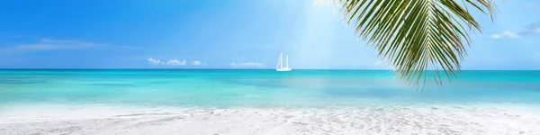 Soleada Playa Tropical Caribeña Con Fondo Agua Turquesa Velero Laguna —  Fotos de Stock