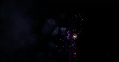 Karanlık gökyüzünde gerçek renkli havai fişekler, ulusal bayram kutlamaları, 4k