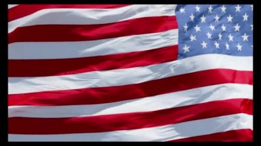 Mavi gökyüzünde dalgalanan Amerikan bayrağı, ABD bayrağı yavaş çekim yakın plan, Amerika Birleşik Devletleri ulusal bayrağı, 4k