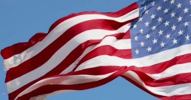 Mavi gökyüzünde dalgalanan Amerikan bayrağı, ABD bayrağı yavaş çekim yakın plan, Amerika Birleşik Devletleri ulusal bayrağı, 4k