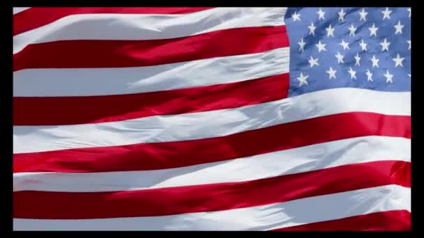 Amerykańska Flaga Powiewająca Wietrze Błękitnym Niebie Zbliżenie Amerykańskiej Flagi Slow — Wideo stockowe