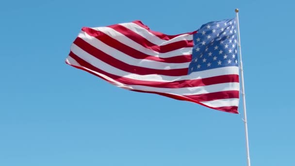 青い空に風になびくアメリカ国旗 アメリカ国旗スローモーションクローズアップ アメリカ国旗 — ストック動画