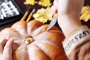 Cadılar Bayramı fener hazırlamak için bir kabak oyma