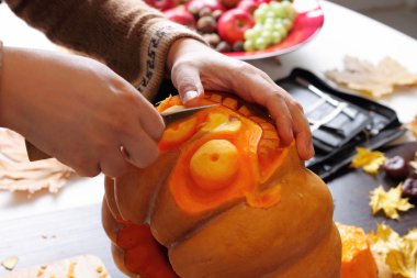 Cadılar Bayramı fener hazırlamak için bir kabak oyma