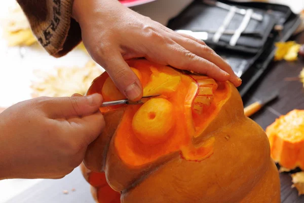 Carving out a pumpkin to prepare halloween lantern — Stock Photo, Image