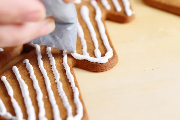 Gingerbread çerezleri dekorasyon. — Stok fotoğraf