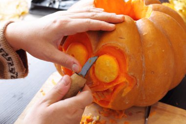 Cadılar Bayramı fener hazırlamak için bir kabak oyma