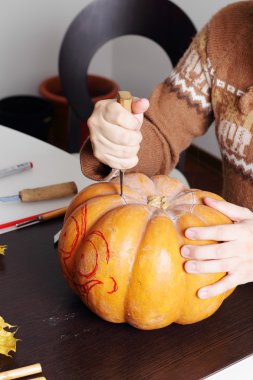 Cadılar Bayramı fener hazırlamak için bir kabak oyma