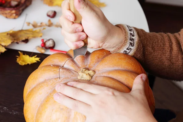 Carving out a pumpkin to prepare halloween lantern — Stock Photo, Image