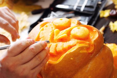 Cadılar Bayramı fener hazırlamak için bir kabak oyma