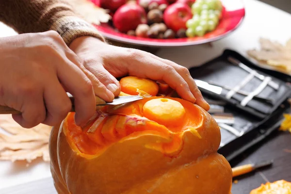 Snida ut en pumpa att förbereda halloween lykta — Stockfoto