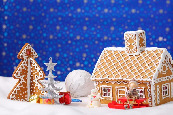 Kerstkaart met peperkoek huis en boom — Stockfoto