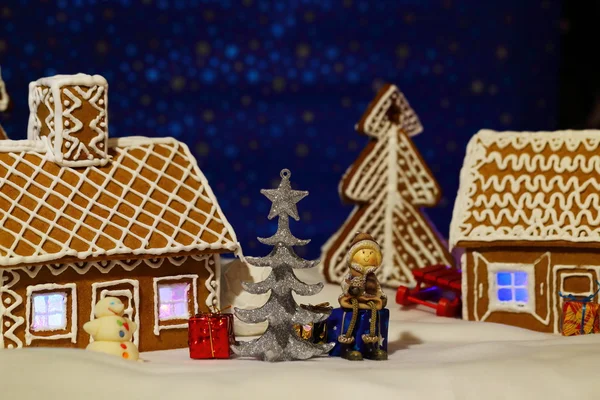 Kerstkaart met peperkoek huis en boom — Stockfoto