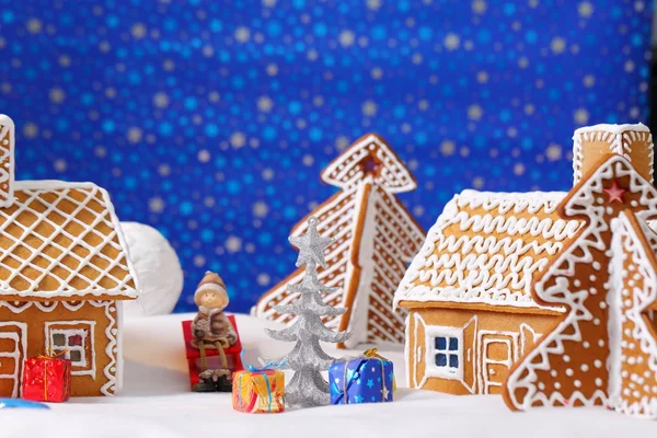 Kerstkaart met peperkoek huis en boom — Stockfoto