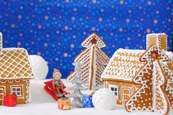 Рождественская открытка с пряничным домиком и елкой — стоковое фото