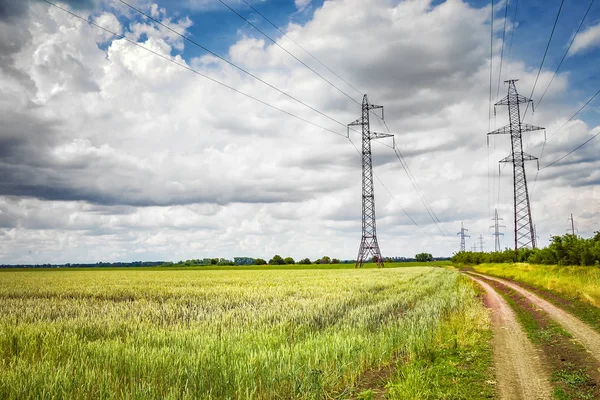 高压线路和功率pylons — 图库照片