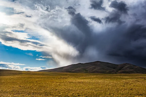Kazakistan'ın bozkır yukarıda yağmur