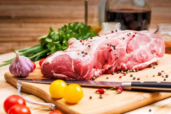 Rohes Fleisch auf einem Schneidebrett mit Gewürzen. — Stockfoto