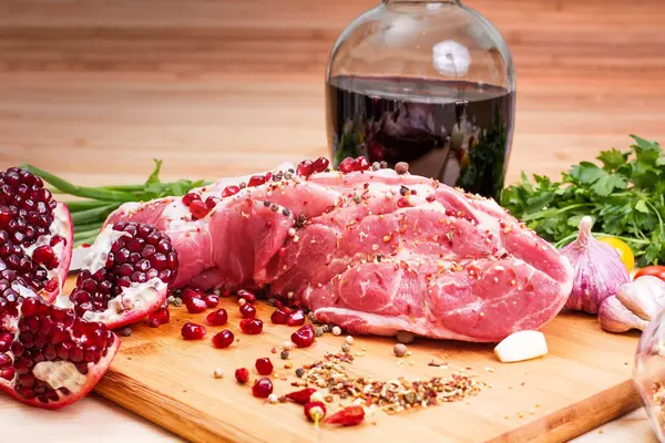 Rohes Fleisch auf einem Schneidebrett mit Gewürzen. — Stockfoto