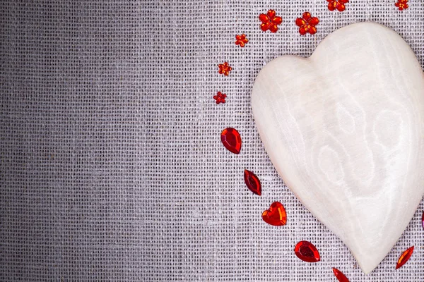 Ahşap kalp kırmızı pullu dekorasyon ile — Stok fotoğraf