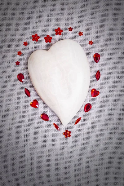 Ξύλινη καρδιά με κόκκινες Πούλιες διακόσμησης — Φωτογραφία Αρχείου