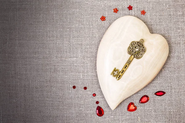 Het houten hart met rode pailletten decoratie — Stockfoto