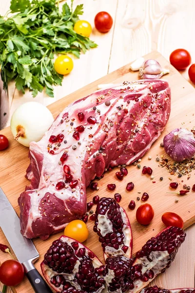 Rohes Fleisch auf einem Schneidebrett mit Gewürzen. — Stockfoto