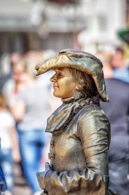 Moskova - Arbat, Rusya Federasyonu - Ağustos 22,2012, kadın taklit bronz heykel