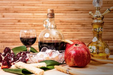 Nargile, granat, tatlılar ve şarap ile natürmort