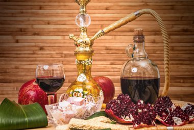 Nargile, granat, tatlılar ve şarap ile natürmort