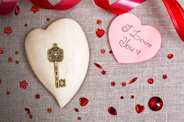 Het houten hart met rode pailletten decoratie — Stockfoto