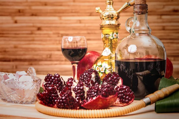 Stilleben med vattenpipa, vin, garnet och godis — Stockfoto