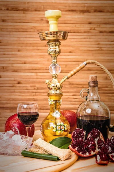 Nargile, granat, tatlılar ve şarap ile natürmort