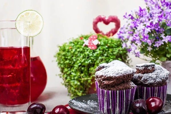 Muffins de chocolate e limonada — Fotografia de Stock
