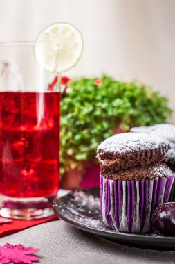 Çikolatalı kek ve limonata