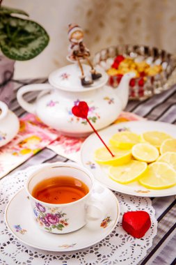 Porselen fincan çay limon ve tatlılar