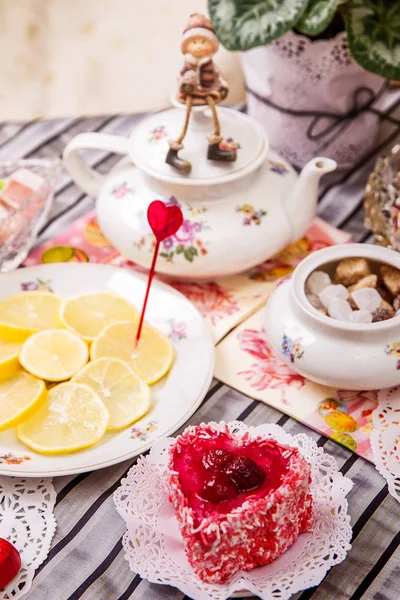 Zitronenscheiben und Süßigkeiten — Stockfoto