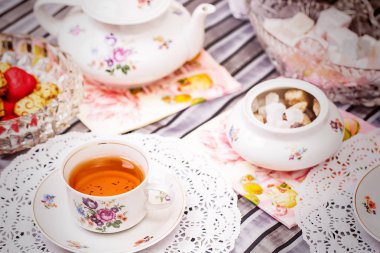 Porselen fincan çay limon ve tatlılar