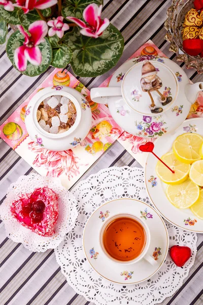 Porcelanowa filiżanka herbaty z cytryną i słodycze — Zdjęcie stockowe
