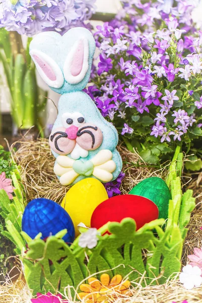 五颜六色的复活节彩蛋和兔子玩具 — 图库照片