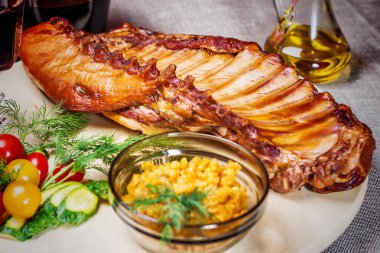 Baharatlar ve sebzeler ile füme kaburga