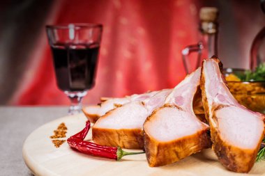 Baharatlar ve sebzeler ile füme kaburga