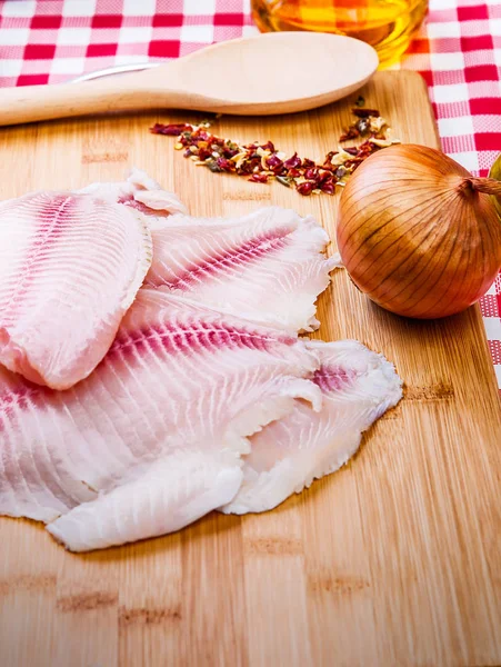 Filete crudo fresco de pescado de tilapia —  Fotos de Stock