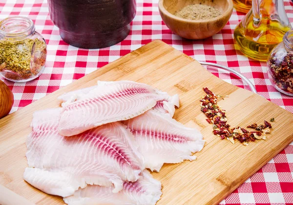 Filete crudo fresco de pescado de tilapia —  Fotos de Stock