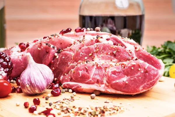Rått kött på en skärbräda med kryddor. — Stockfoto