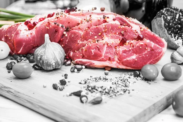 Rått kött på en svart och vit bakgrund — Stockfoto