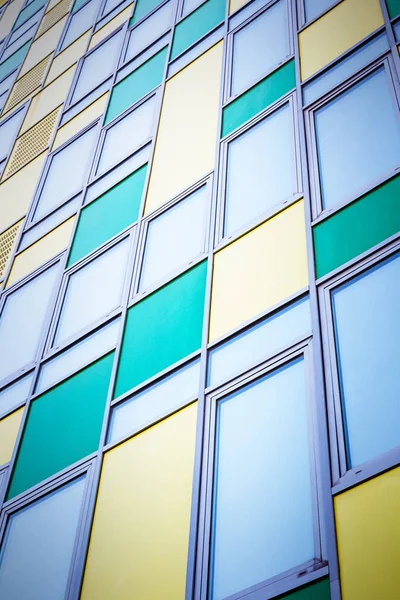 Färgglad modern fasad — Stockfoto