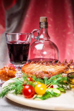 Baharatlar ve sebzeler ile füme kaburga