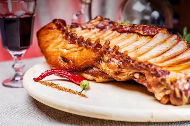 Baharatlar ve sebzeler ile füme kaburga