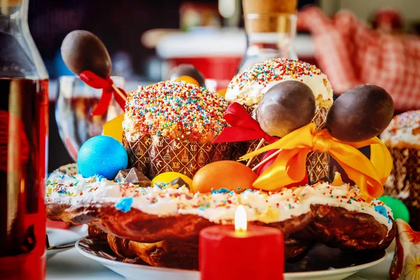 Velikonoční pozadí. Tradiční jídlo na stůl holiday — Stock fotografie